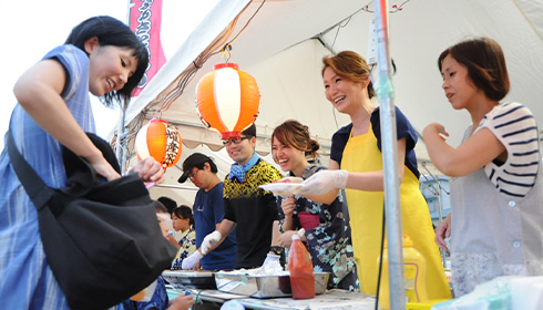 写真：お祭りで屋台を出している様子